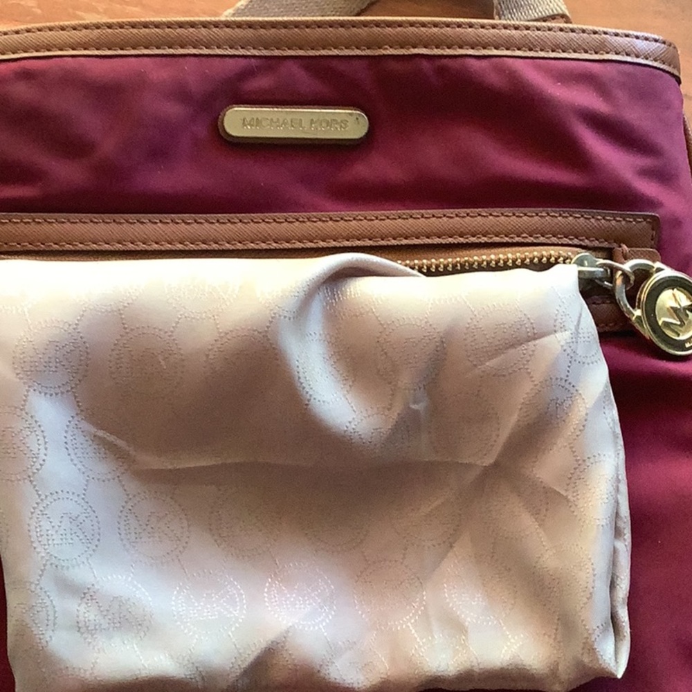 Elegant Burgundy Crossbody Bag - Picture 10 of 14